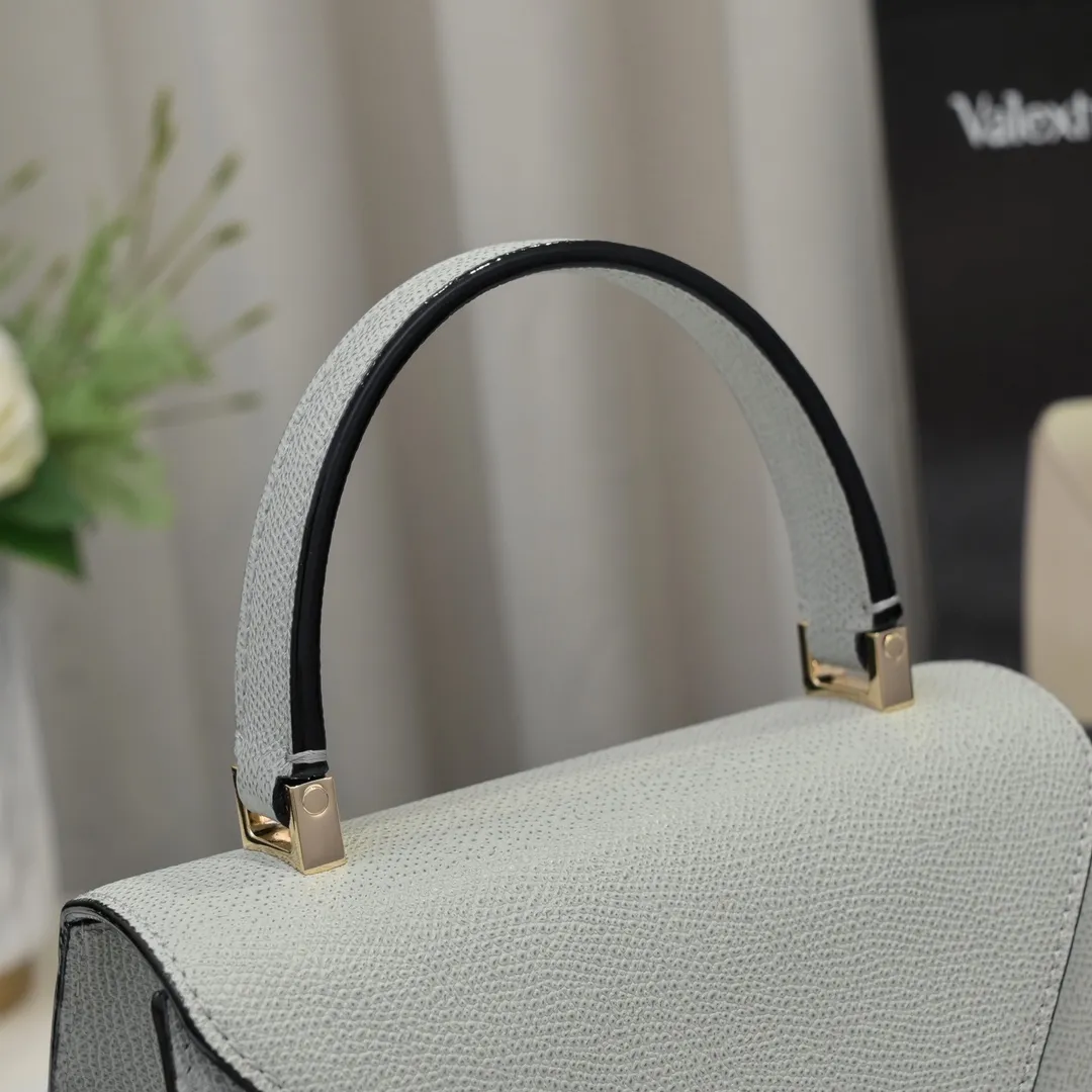 Valextra, the name of Italy's beloved horse, Iside is Val. One of extra's most iconic designs. There is no obvious logo, but the simple collective line design is very recognizable, full of architectural art, and shows a capable and intellectual style. It is made of imported palm-print lining cowhide, with up to five stitches of handwork, and the shiny oil edges test the skill of the craftsman. Small size: 22cm model 6627-1#